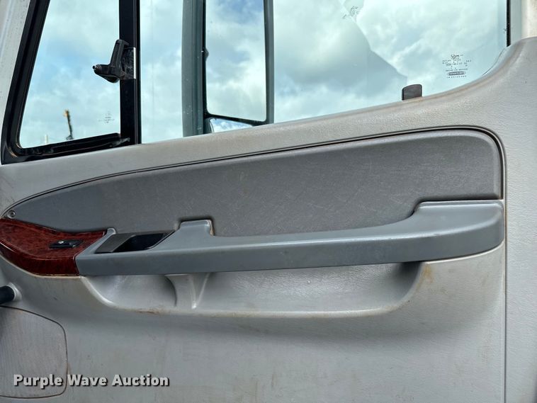 image for item EG1311 2006 Freightliner Century Class semi truck