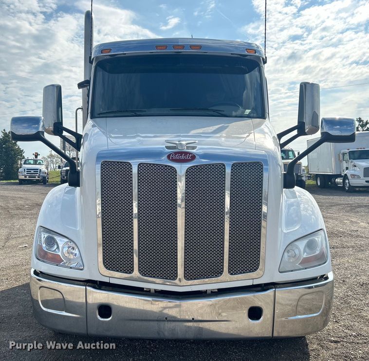 image for item EG1356 2019 Peterbilt  579 semi truck