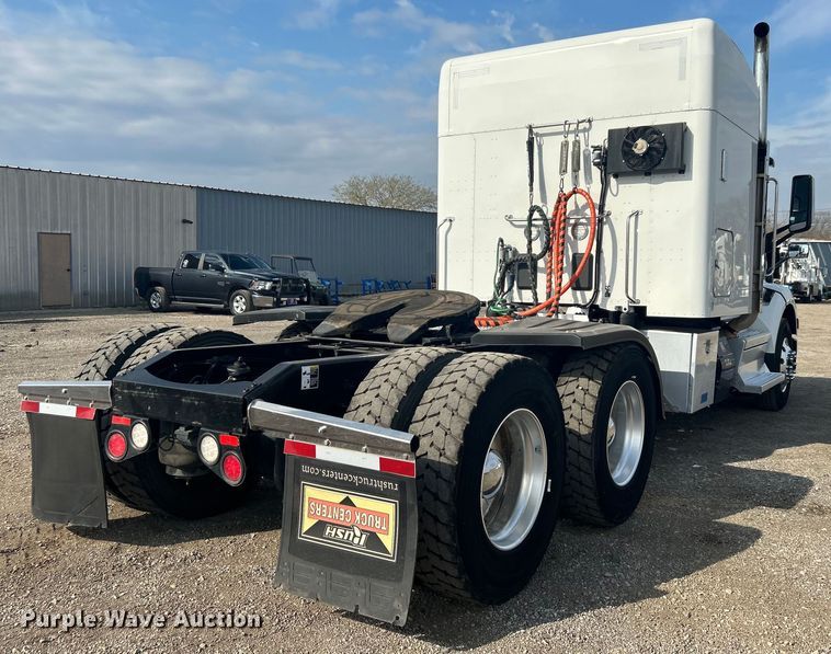 image for item EG1356 2019 Peterbilt  579 semi truck