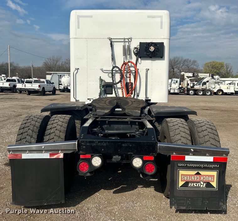 image for item EG1356 2019 Peterbilt  579 semi truck