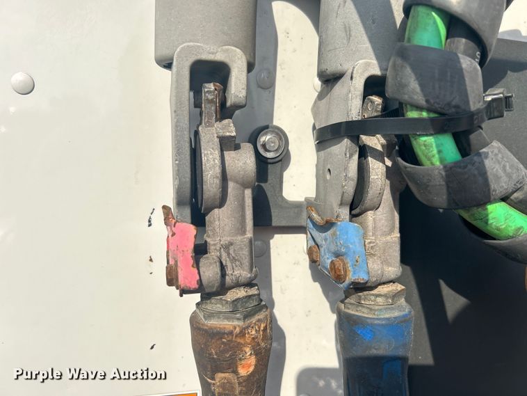 image for item EG1356 2019 Peterbilt  579 semi truck