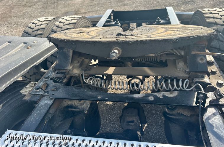 image for item EG1356 2019 Peterbilt  579 semi truck