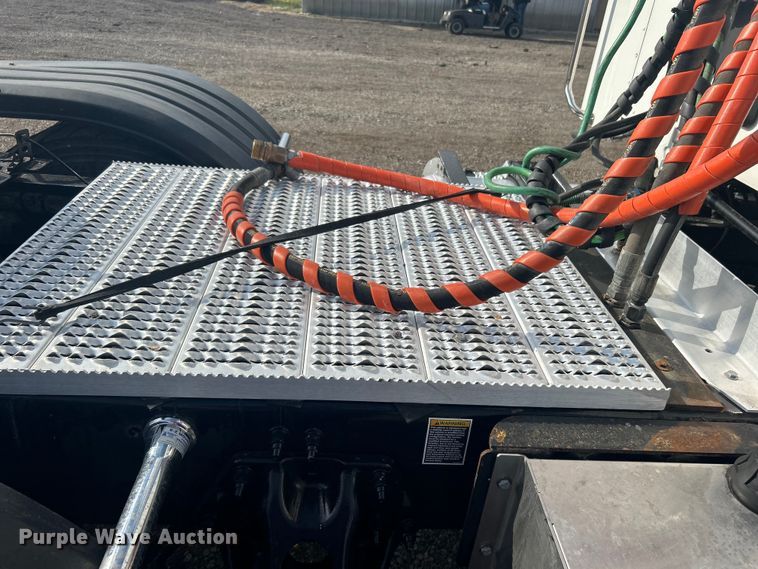 image for item EG1356 2019 Peterbilt  579 semi truck