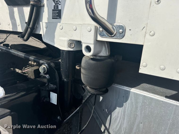 image for item EG1356 2019 Peterbilt  579 semi truck