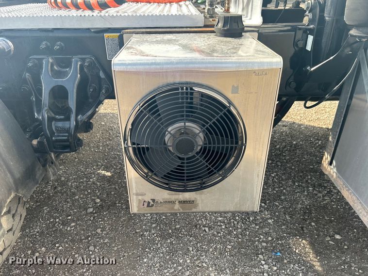 image for item EG1356 2019 Peterbilt  579 semi truck