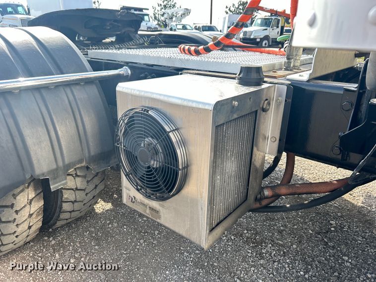 image for item EG1356 2019 Peterbilt  579 semi truck