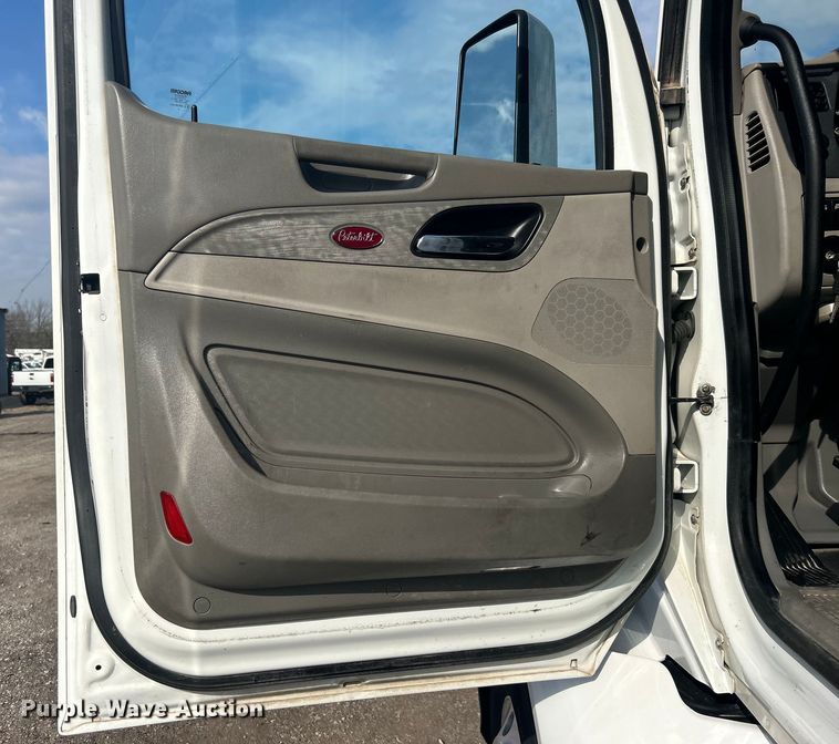 image for item EG1356 2019 Peterbilt  579 semi truck