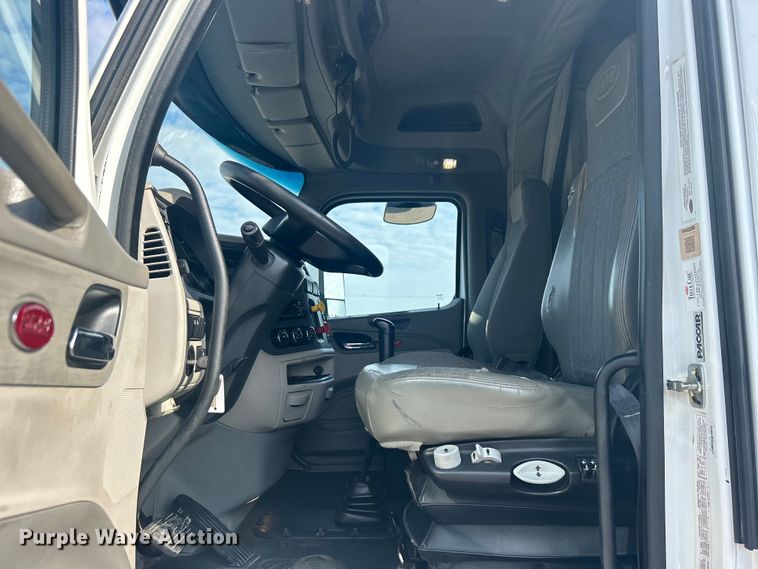 image for item EG1356 2019 Peterbilt  579 semi truck