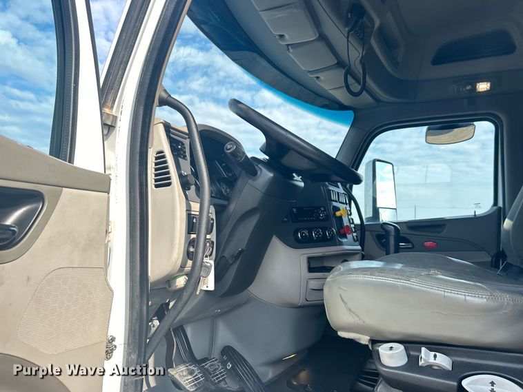 image for item EG1356 2019 Peterbilt  579 semi truck