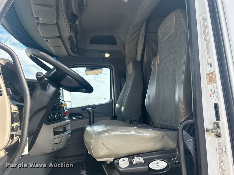 image for item EG1356 2019 Peterbilt  579 semi truck