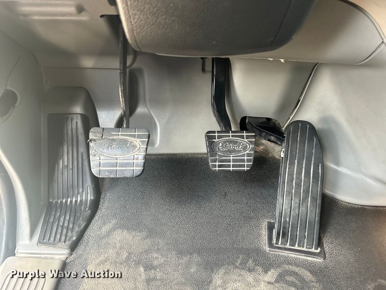 image for item EG1356 2019 Peterbilt  579 semi truck