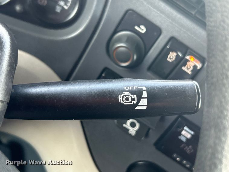 image for item EG1356 2019 Peterbilt  579 semi truck