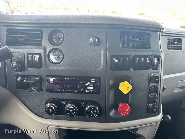 image for item EG1356 2019 Peterbilt  579 semi truck