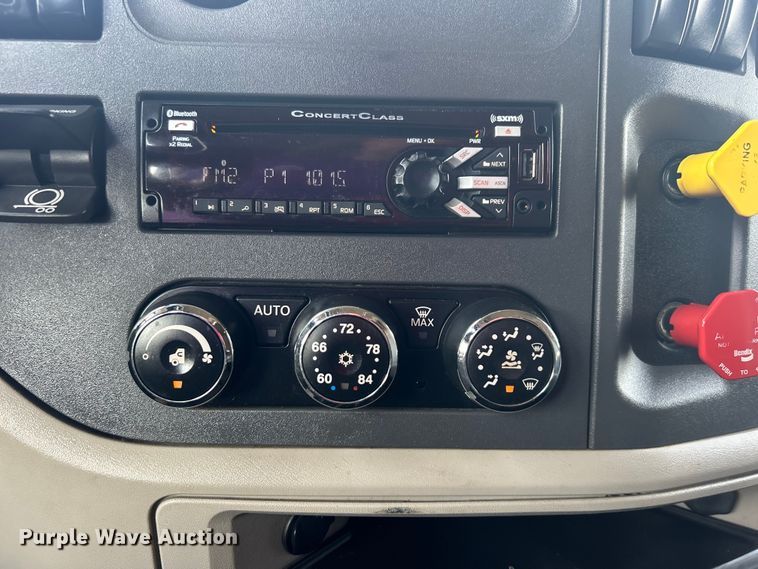 image for item EG1356 2019 Peterbilt  579 semi truck