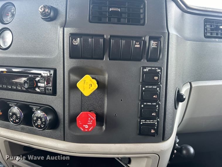 image for item EG1356 2019 Peterbilt  579 semi truck