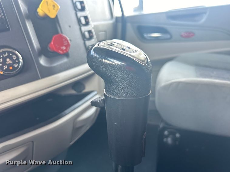 image for item EG1356 2019 Peterbilt  579 semi truck