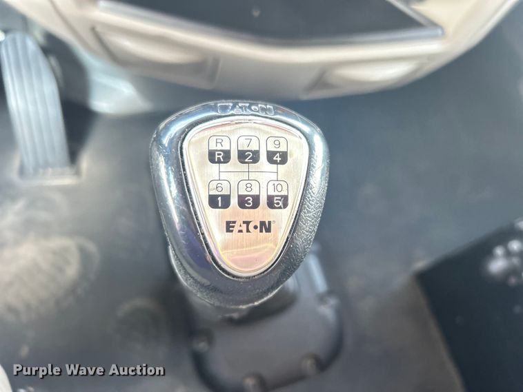 image for item EG1356 2019 Peterbilt  579 semi truck