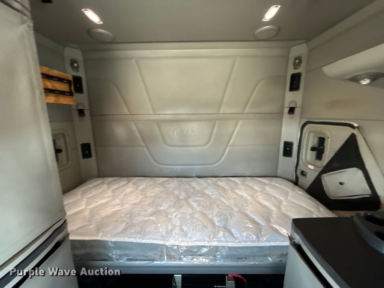 image for item EG1356 2019 Peterbilt  579 semi truck