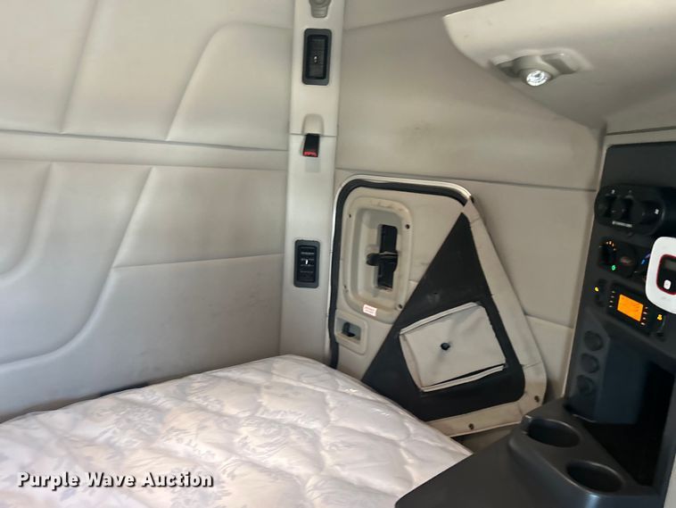 image for item EG1356 2019 Peterbilt  579 semi truck