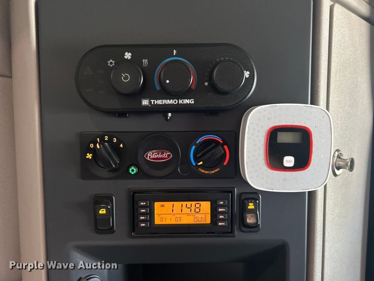 image for item EG1356 2019 Peterbilt  579 semi truck