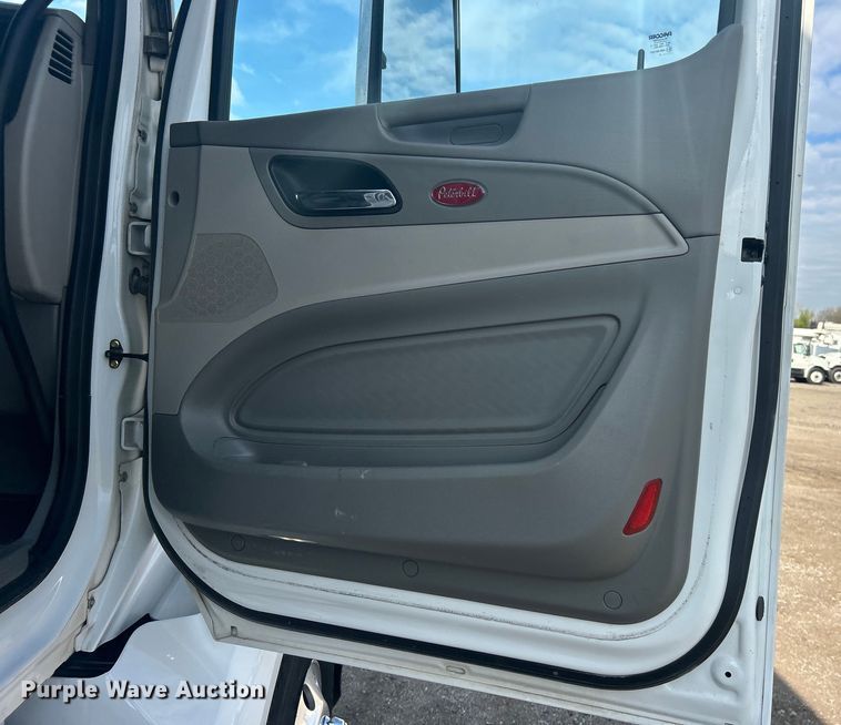 image for item EG1356 2019 Peterbilt  579 semi truck