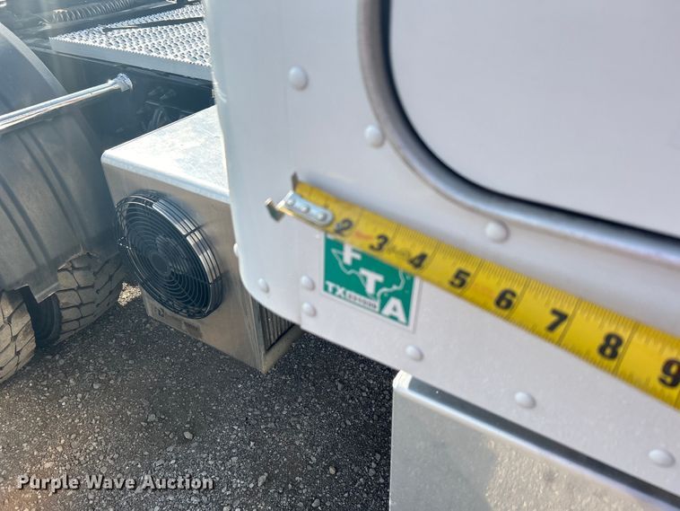 image for item EG1356 2019 Peterbilt  579 semi truck