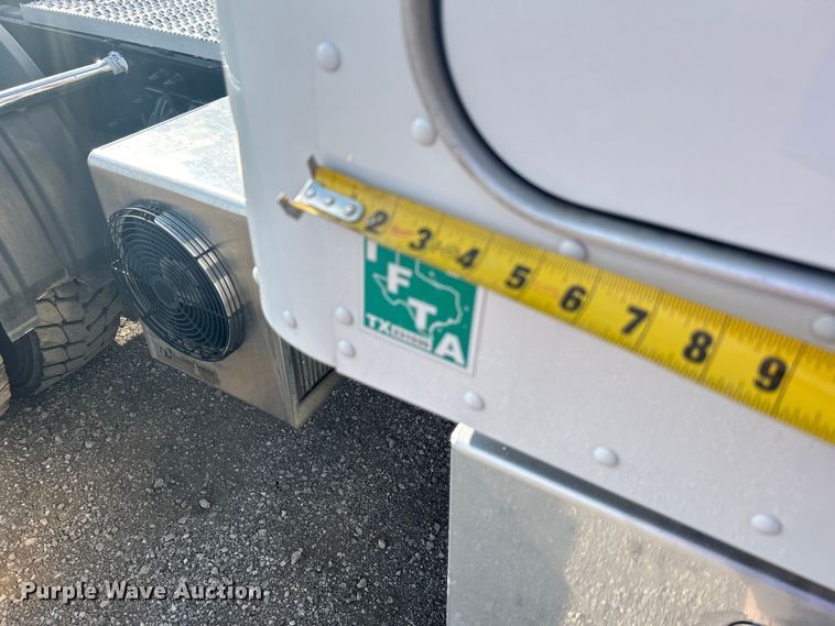 image for item EG1356 2019 Peterbilt  579 semi truck