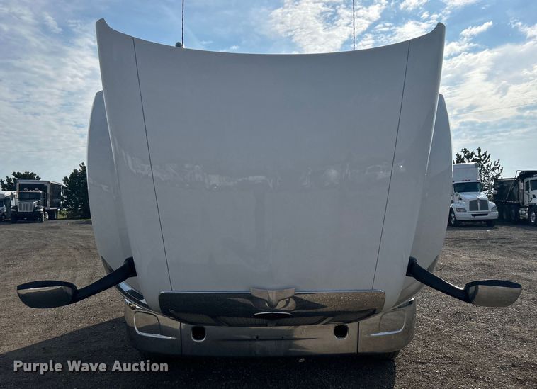 image for item EG1356 2019 Peterbilt  579 semi truck