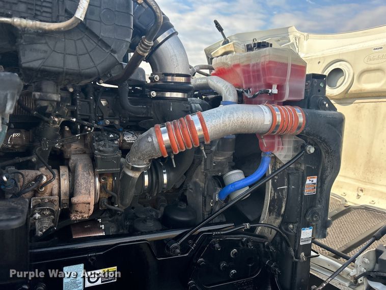 image for item EG1356 2019 Peterbilt  579 semi truck