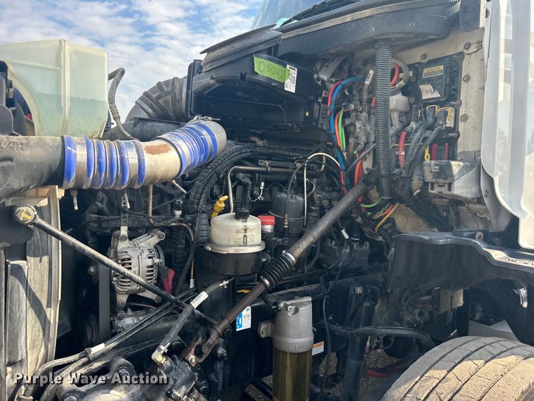 image for item EG1356 2019 Peterbilt  579 semi truck