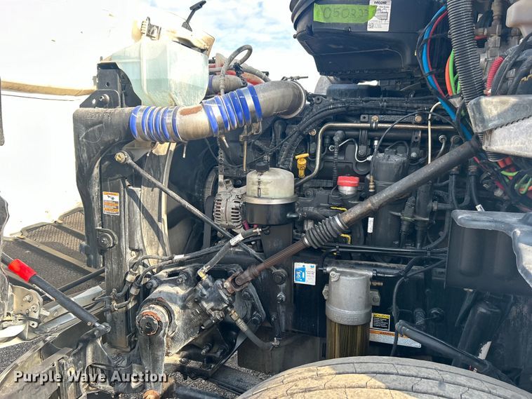 image for item EG1356 2019 Peterbilt  579 semi truck