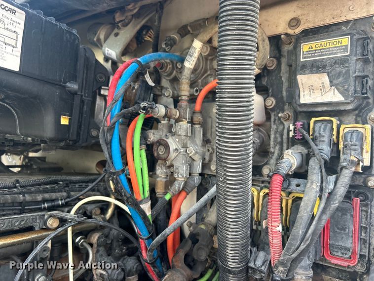 image for item EG1356 2019 Peterbilt  579 semi truck