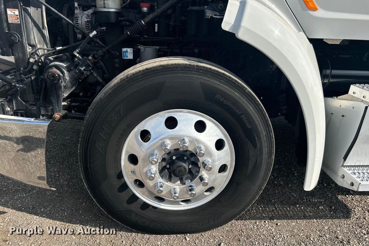 image for item EG1356 2019 Peterbilt  579 semi truck