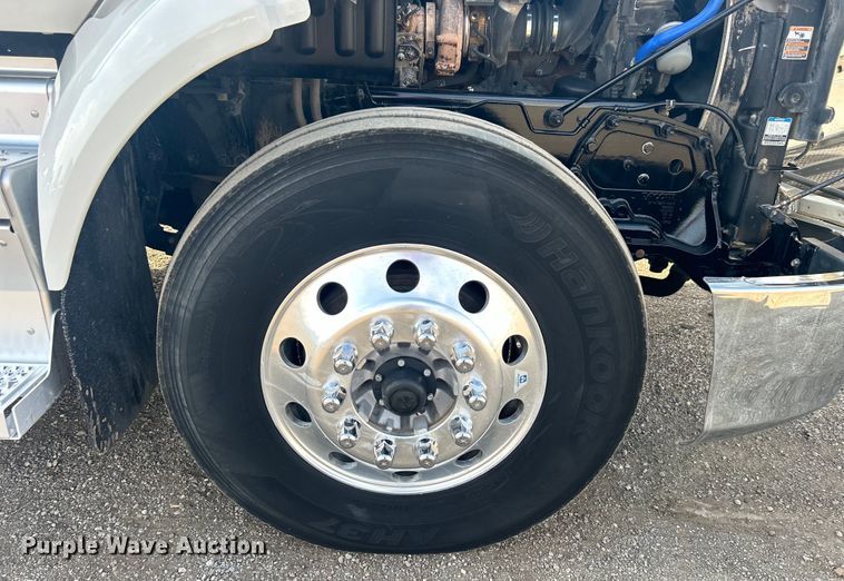 image for item EG1356 2019 Peterbilt  579 semi truck