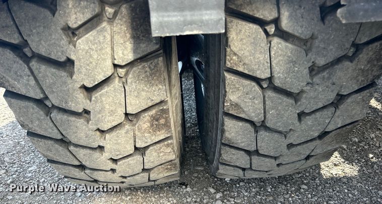 image for item EG1356 2019 Peterbilt  579 semi truck