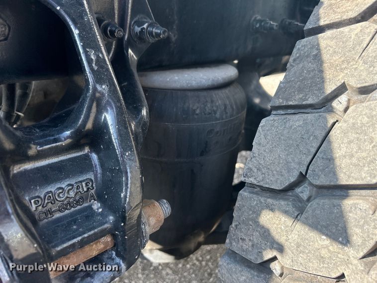 image for item EG1356 2019 Peterbilt  579 semi truck