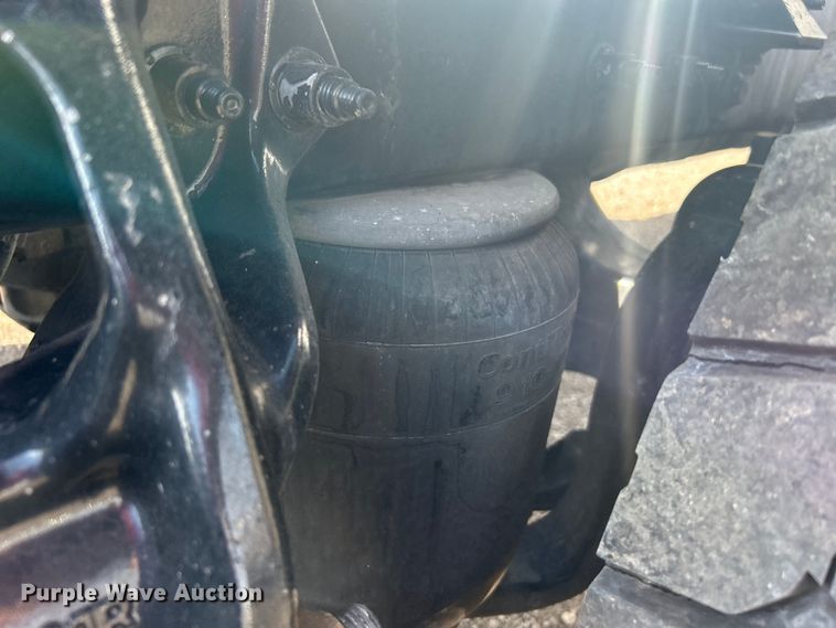 image for item EG1356 2019 Peterbilt  579 semi truck