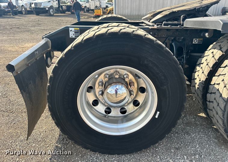 image for item EG1356 2019 Peterbilt  579 semi truck