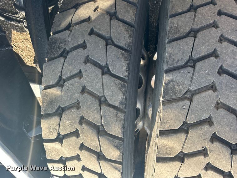 image for item EG1356 2019 Peterbilt  579 semi truck