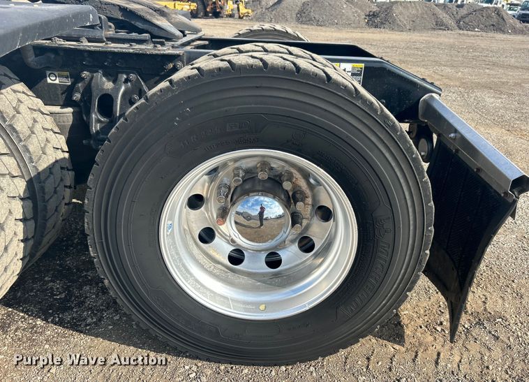 image for item EG1356 2019 Peterbilt  579 semi truck