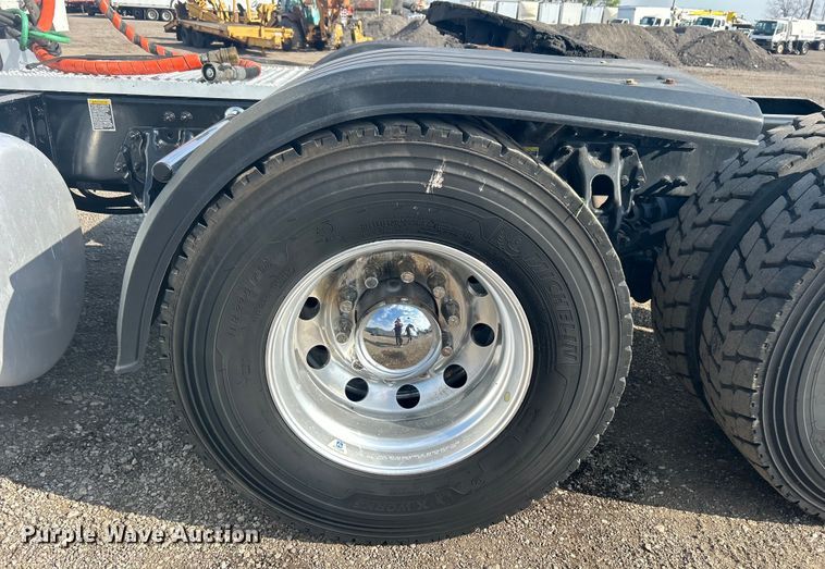 image for item EG1356 2019 Peterbilt  579 semi truck