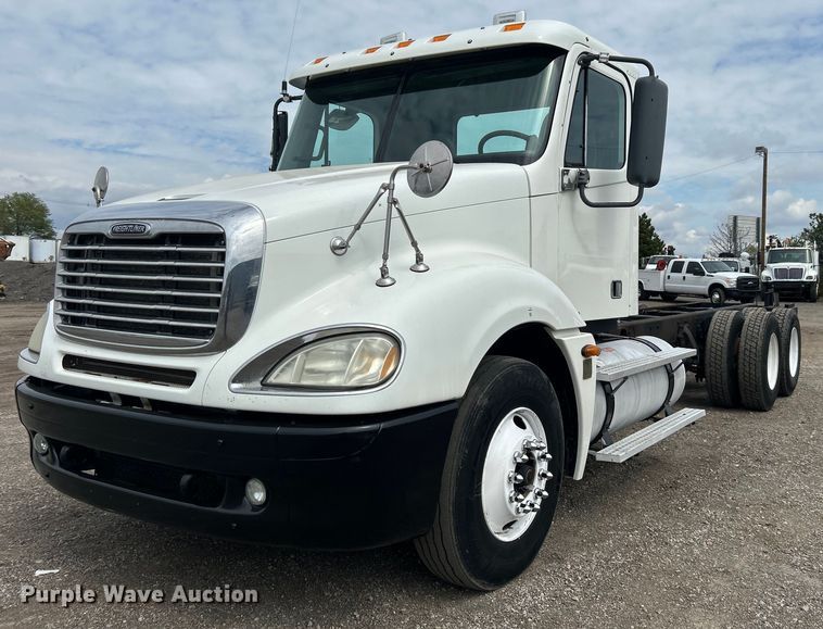 image for item EG1362 2006 Freightliner  Columbia truck cab and chassis
