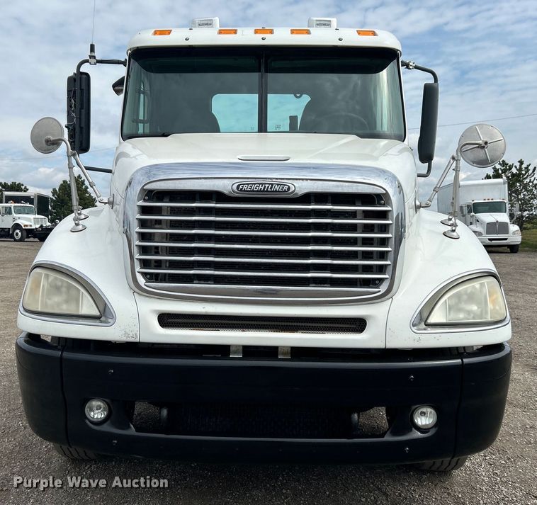 image for item EG1362 2006 Freightliner  Columbia truck cab and chassis