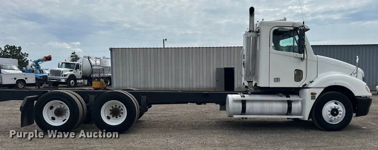 image for item EG1362 2006 Freightliner  Columbia truck cab and chassis