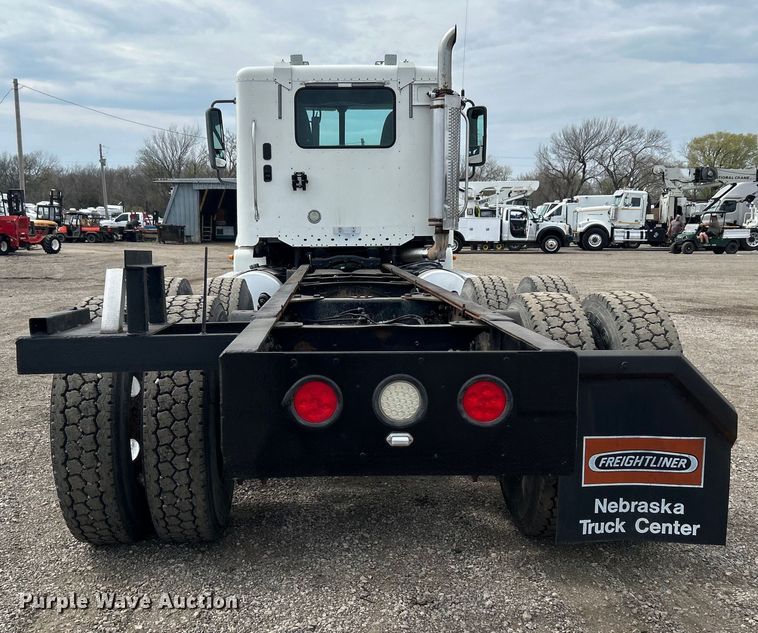 image for item EG1362 2006 Freightliner  Columbia truck cab and chassis