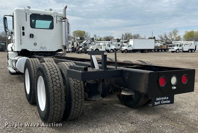 image for item EG1362 2006 Freightliner  Columbia truck cab and chassis