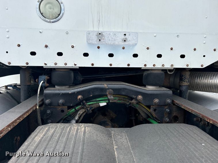 image for item EG1362 2006 Freightliner  Columbia truck cab and chassis