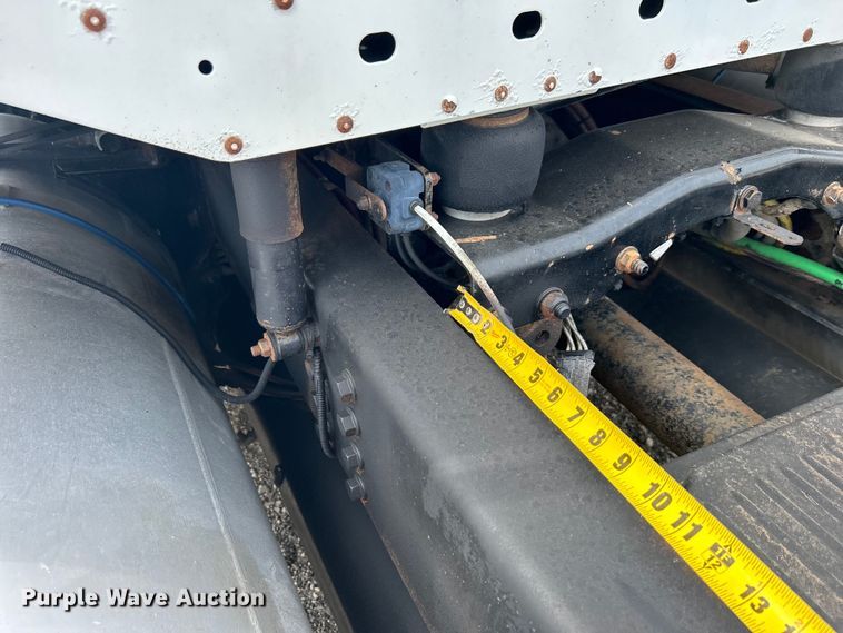 image for item EG1362 2006 Freightliner  Columbia truck cab and chassis