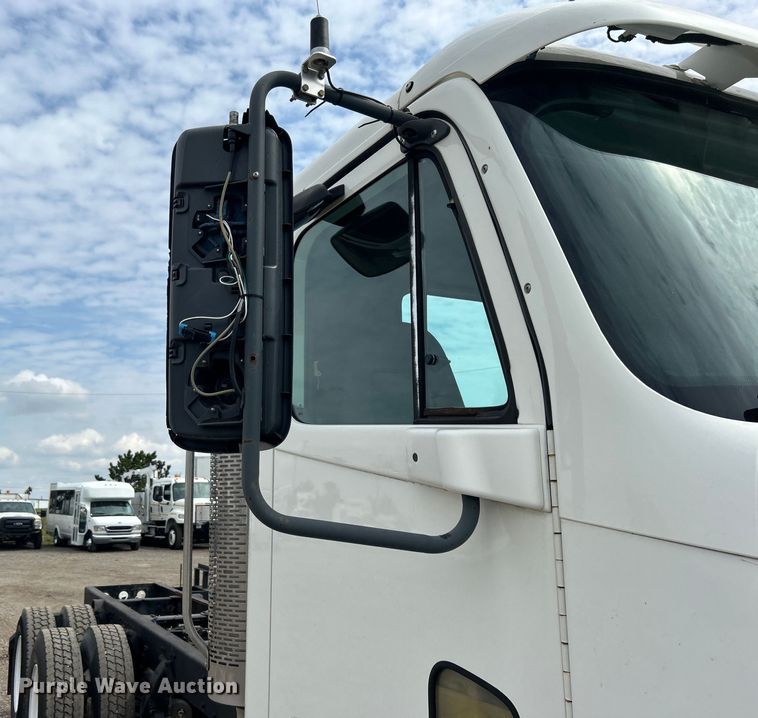 image for item EG1362 2006 Freightliner  Columbia truck cab and chassis