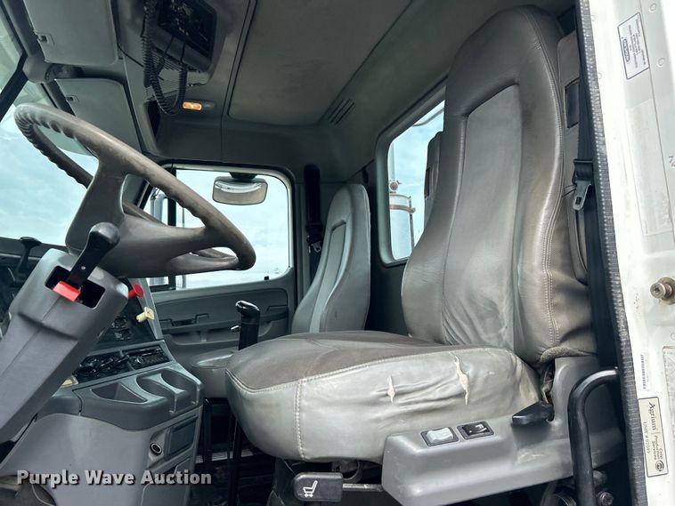 image for item EG1362 2006 Freightliner  Columbia truck cab and chassis